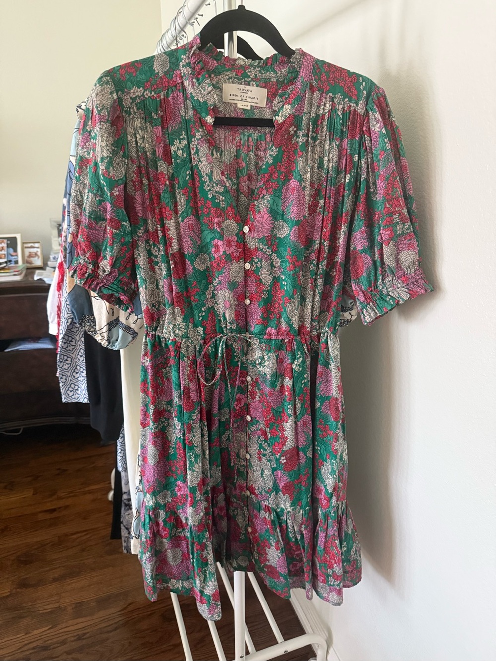 TROVATA Birds of Paradis Women’s Green Floral Tiered Button-Front Dress - Picture 2 of 3